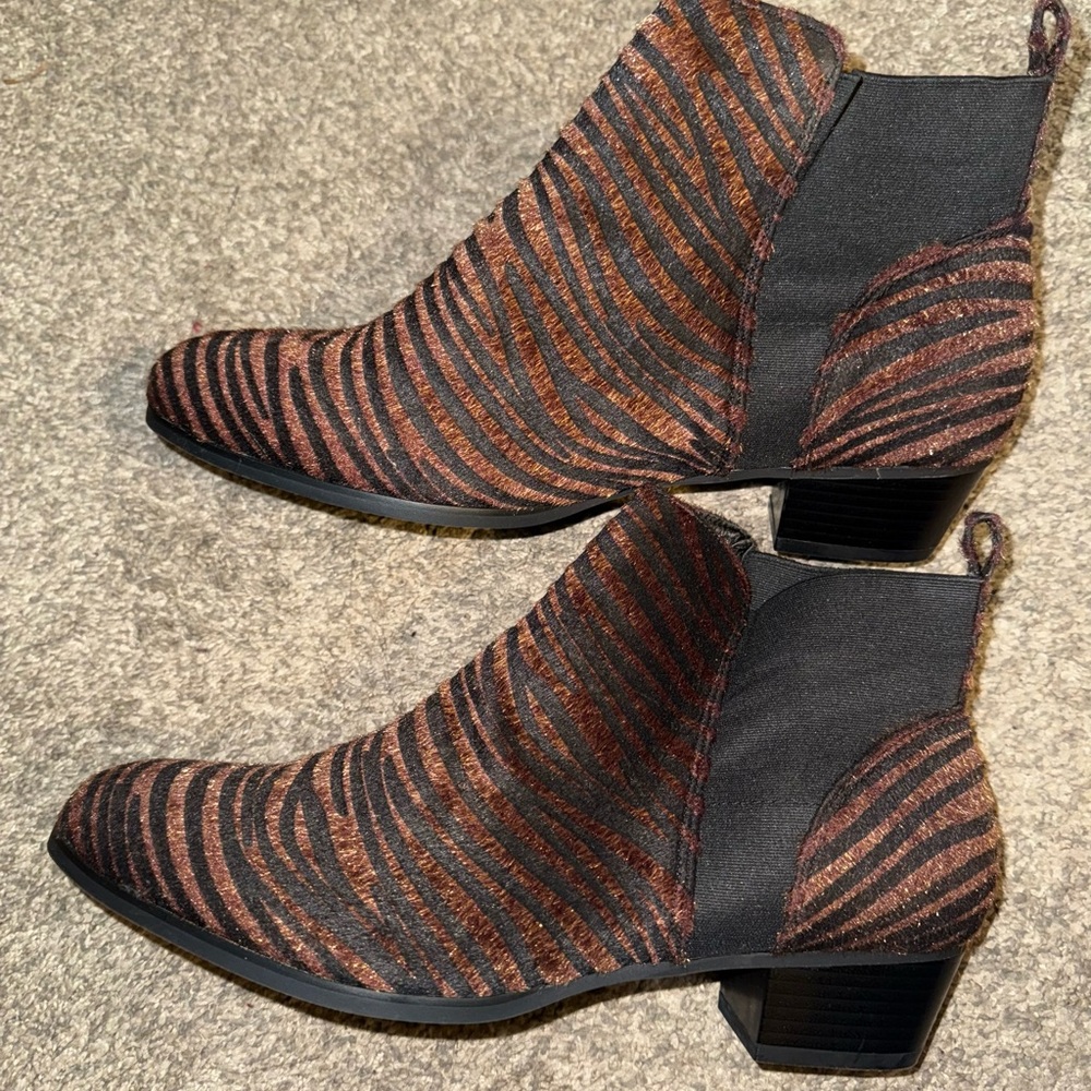 C Comfort Ankle Boots with Striped Zebra Pattern